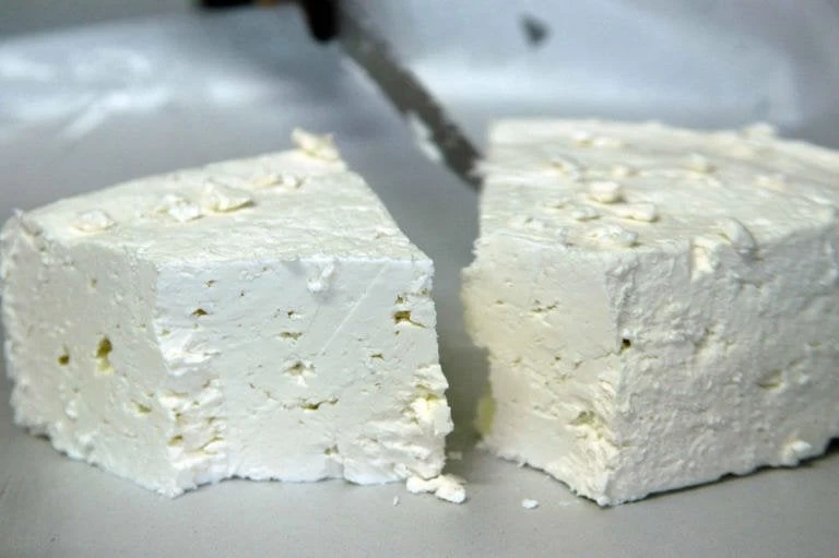 Η φέτα… αποκαλύπτεται για πρώτη φορά – Δεν φαντάζεστε τι δείχνει η ανάλυσή της!